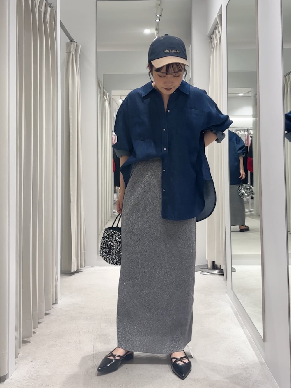 「季節の変わり目羽織コーデ、秋服準備はじめました、シャツスタイル、きれいめカジュアル、ロングスカート、キャップ、秋服、大人カジュアルコーデ、お洒落さんとつながりたい、いいね、save、フォローお願いします🤑、SENSEOFPLACE、骨格ストレート、秋のコーデ、シャツコーデ、ラメ」|「RODE SKOのチェーン付きスパンコールバッグ(ショルダーバッグ、シルバー系)」を使った、ナギサさん(骨格ストレート・レディース・160cm)の秋コーディネートの4枚目の写真