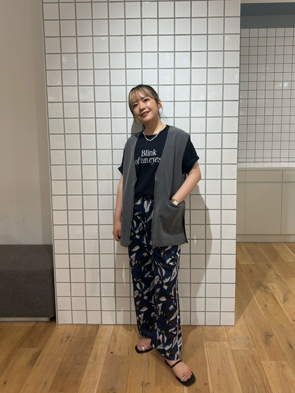 その他のTシャツ/カットソー、グレー系のベスト、ブルー系のその他パンツを着用したレディースの夏コーディネートの2枚目の写真