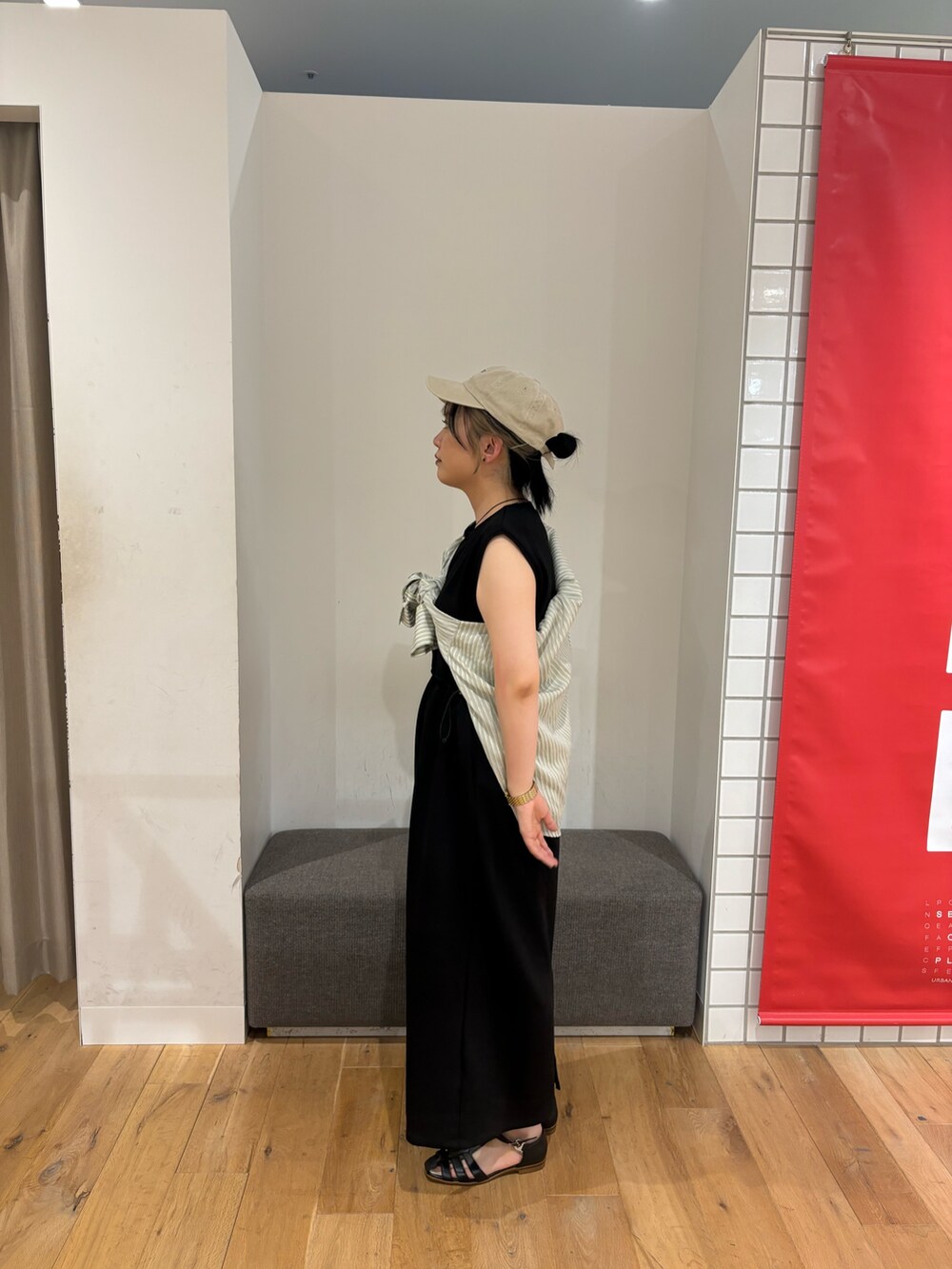 グリーン系のシャツ/ブラウス、ブラック系のワンピース、ブラック系のサンダルを着用したレディースの夏コーディネートの5枚目の写真