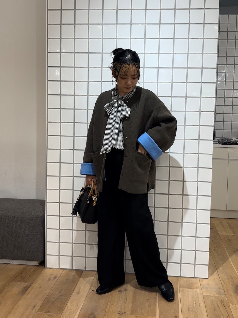 「秋っぽコーデ更新中、デートコーデ、チェック、お出かけコーデ、秋コーデ、SENSEOFPLACE、骨格ストレート、オトナカジュアル、おしゃれさんと繋がりたい、きれいめコーディネート、パンツスタイル、ブラウス、ワイドパンツ、いいね、save、フォローお願いします🤑、大人コーデ」｜「SENSE OF PLACE by URBAN RESEARCHの『柴田ひかりさん着用』バイカラーニットコート（ノーカラーコート、ブラウン系）」を使った、ナギサさん（レディース・160cm）の秋コーディネートの2枚目の写真