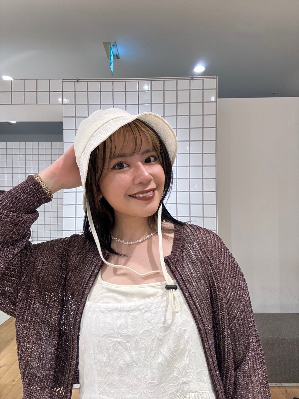 ブラウン系のカーディガン/ボレロ、ホワイト系のタンクトップ、ホワイト系のワンピースを着用したレディースの夏コーディネートの4枚目の写真