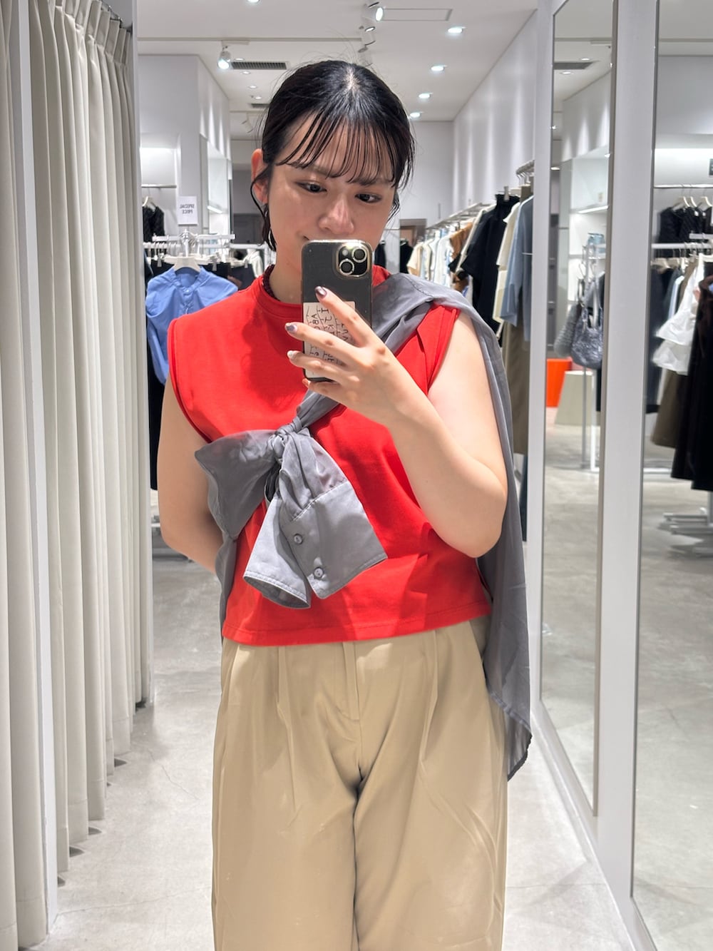 レッド系のタンクトップ、ベージュ系のその他パンツ、ブラック系のサンダルを着用したレディースの夏コーディネートの2枚目の写真