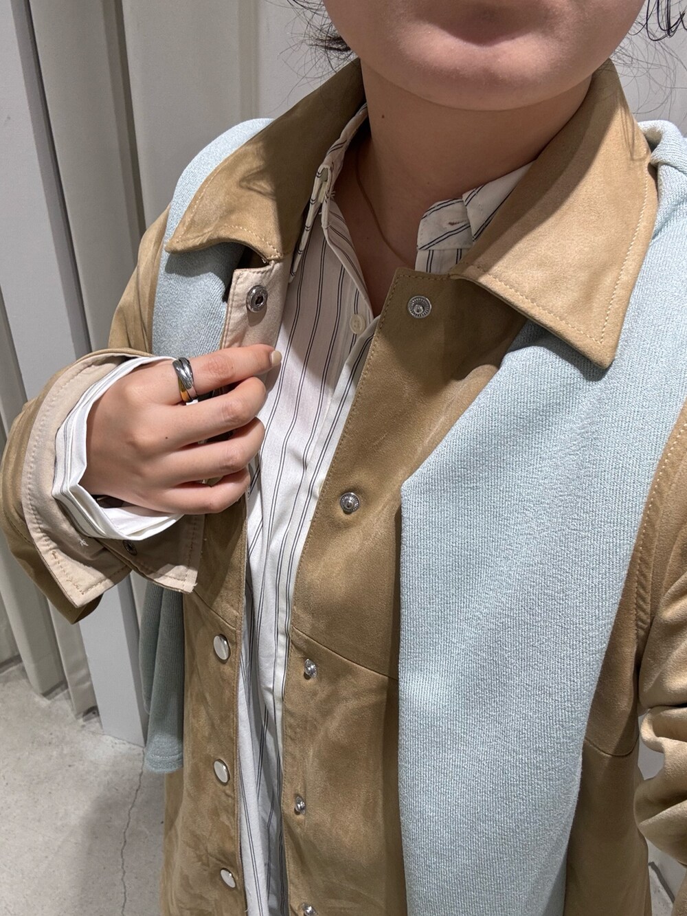 グリーン系のシャツ/ブラウス、ベージュ系のその他アウター、ホワイト系のシャツ/ブラウスを着用したレディースの冬コーディネートの3枚目の写真