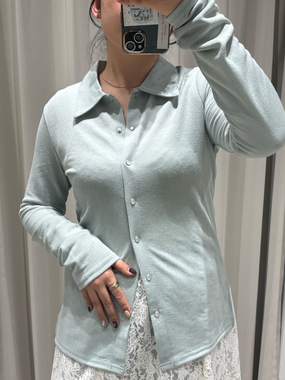 グリーン系のシャツ/ブラウス、ホワイト系のキャミソールを着用したレディースの冬コーディネートの2枚目の写真