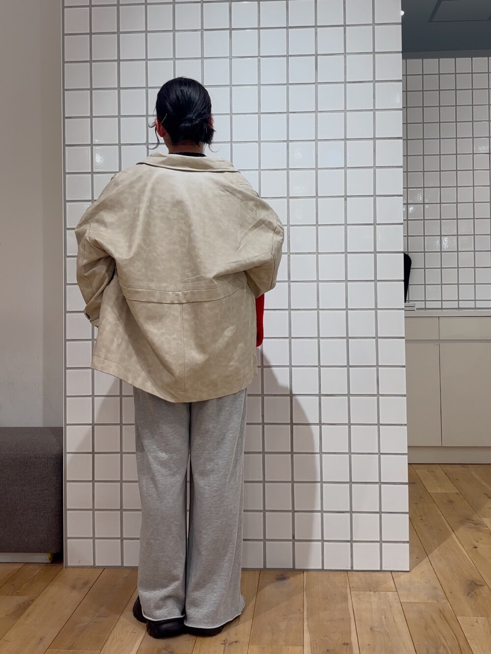 ホワイト系のその他アウター、ブルー系のニット/セーター、グレー系のスウェットパンツを着用したレディースの冬コーディネートの4枚目の写真