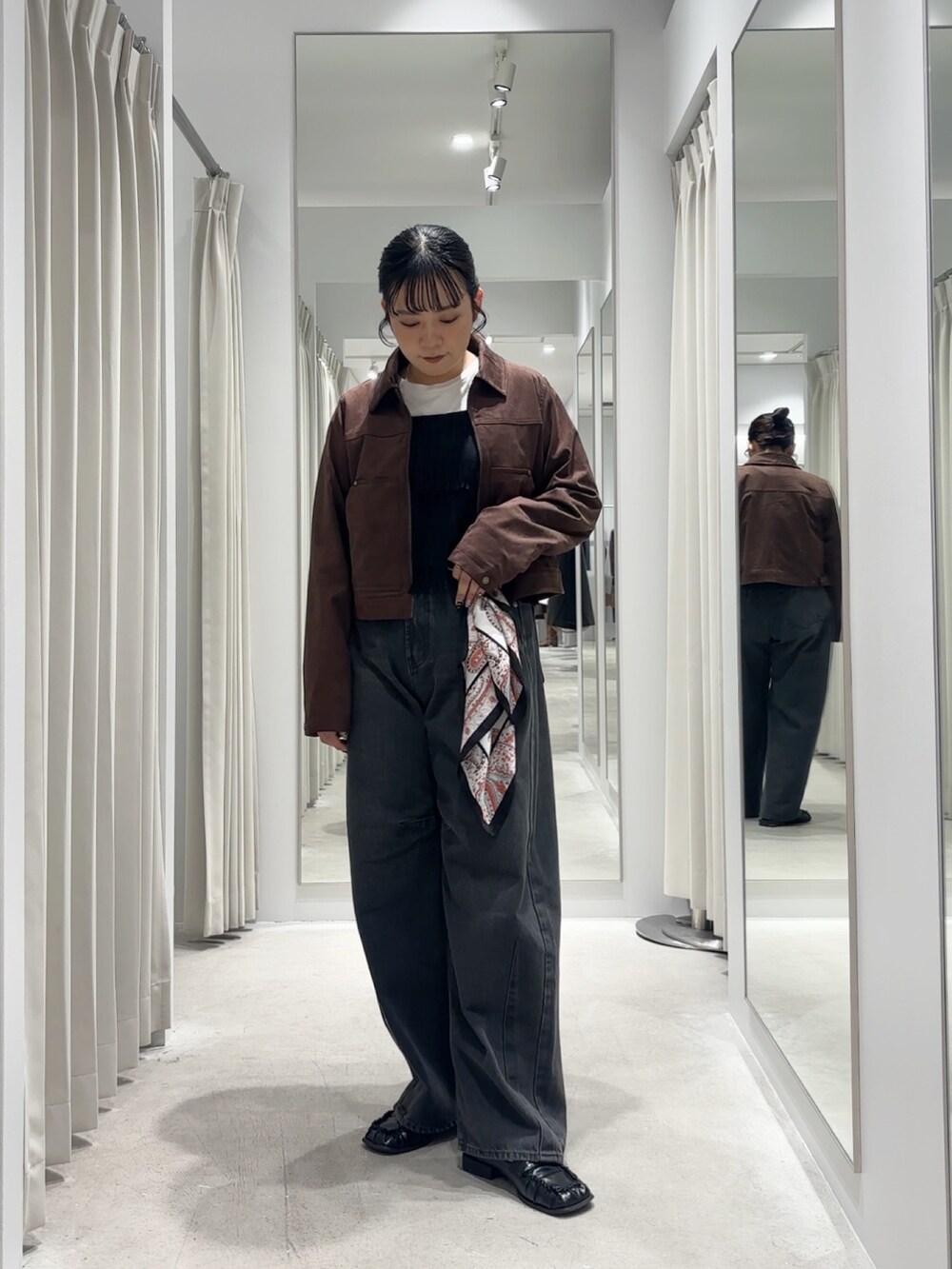 ホワイト系のTシャツ/カットソー、ブラウン系のその他アウター、ブラック系のキャミソールを着用したレディースの秋コーディネートの2枚目の写真