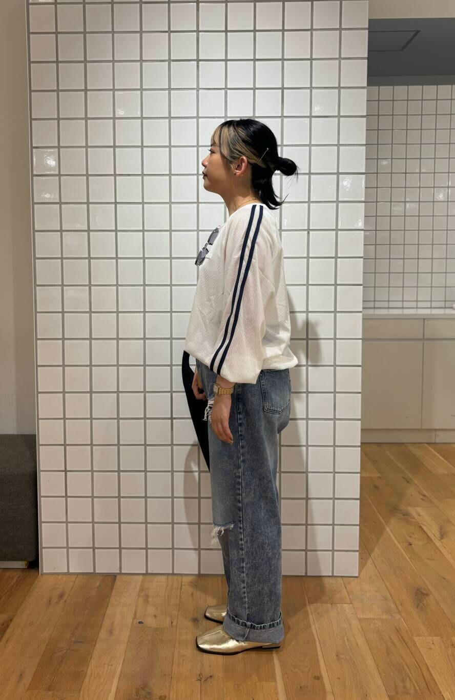 ブラック系のトートバッグ、ゴールド系のバレエシューズ、ホワイト系のTシャツ/カットソーを着用したレディースの秋コーディネートの3枚目の写真