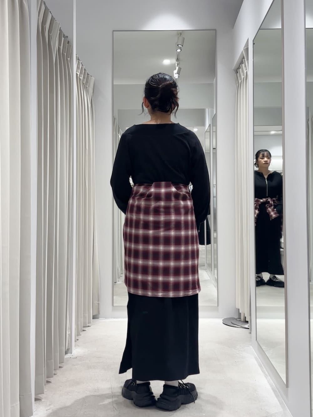 ブラック系のワンピース、レッド系のシャツ/ブラウス、ブラック系のスニーカーを着用したレディースの秋コーディネートの4枚目の写真