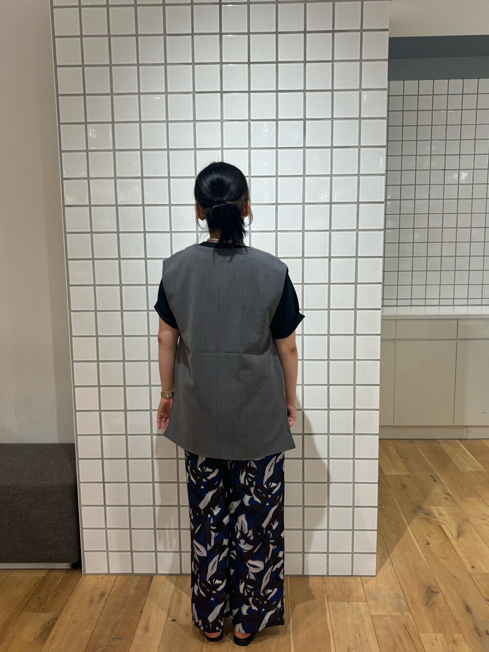 その他のTシャツ/カットソー、グレー系のベスト、ブルー系のその他パンツを着用したレディースの夏コーディネートの5枚目の写真