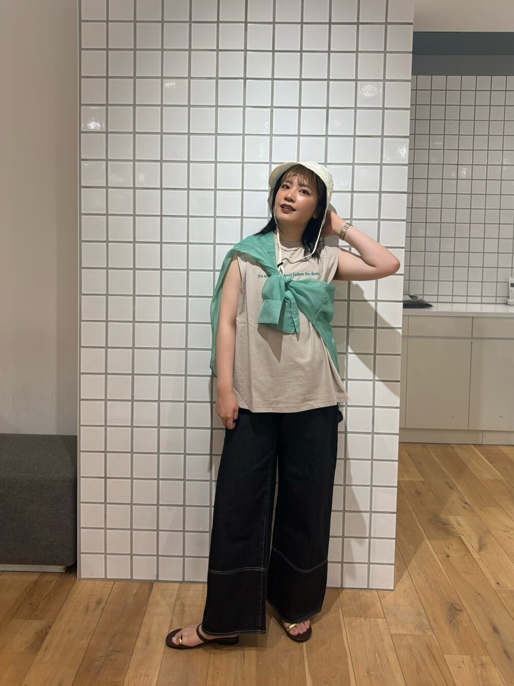 グリーン系のシャツ/ブラウス、グレー系のTシャツ/カットソー、ブラック系のデニムパンツを着用したレディースの夏コーディネートの2枚目の写真