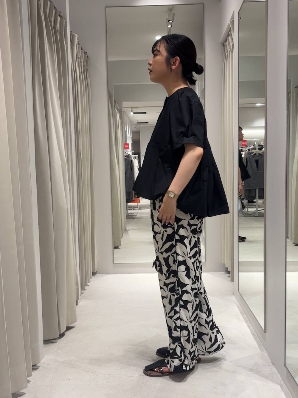 ブルー系のハンドバッグ、ブラック系のその他パンツ、ブラック系のシャツ/ブラウスを着用したレディースの夏コーディネートの3枚目の写真