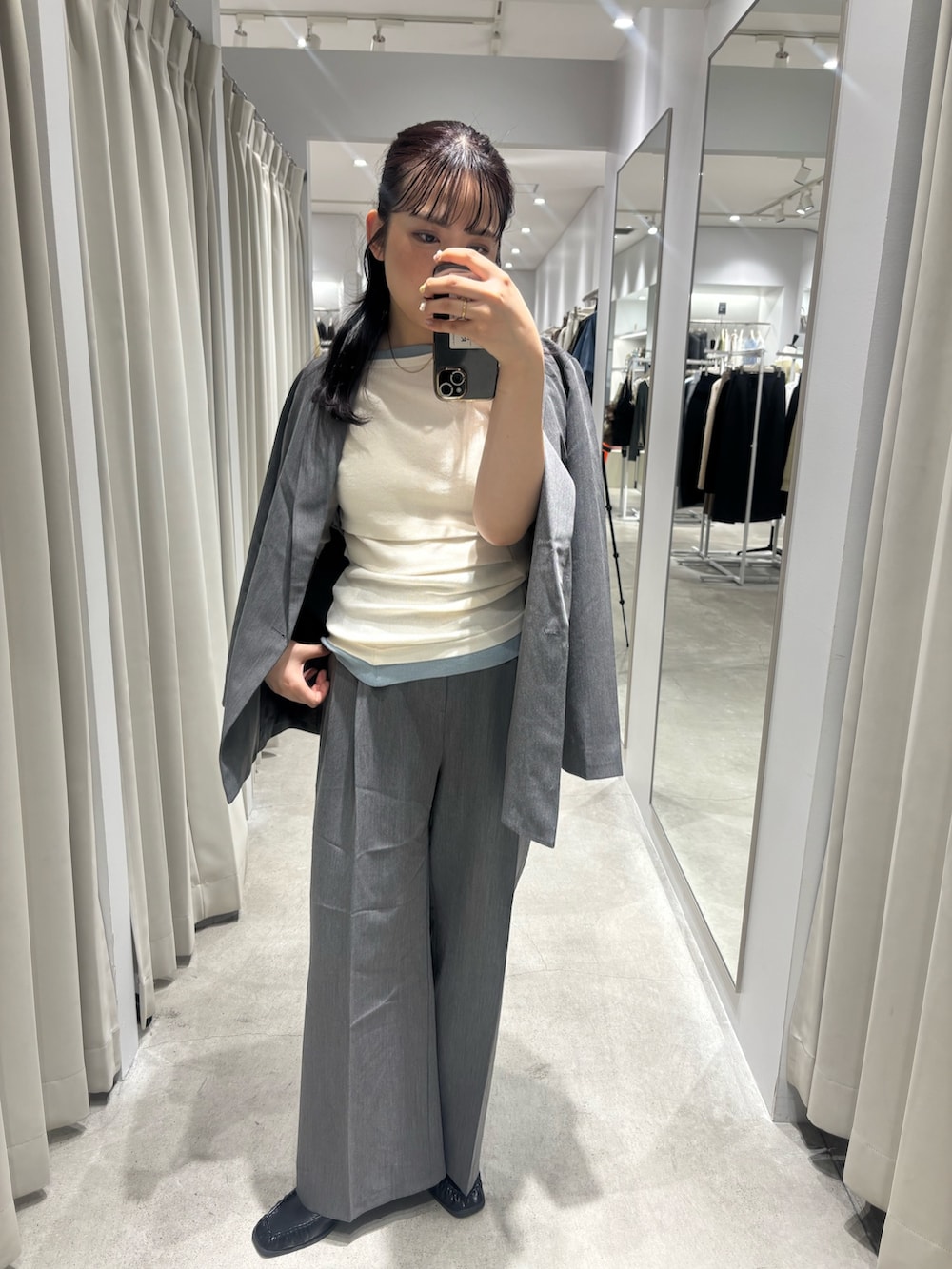 ホワイト系のニット/セーター、グレー系のテーラードジャケット、グレー系のスラックスを着用したレディースの春コーディネートの2枚目の写真