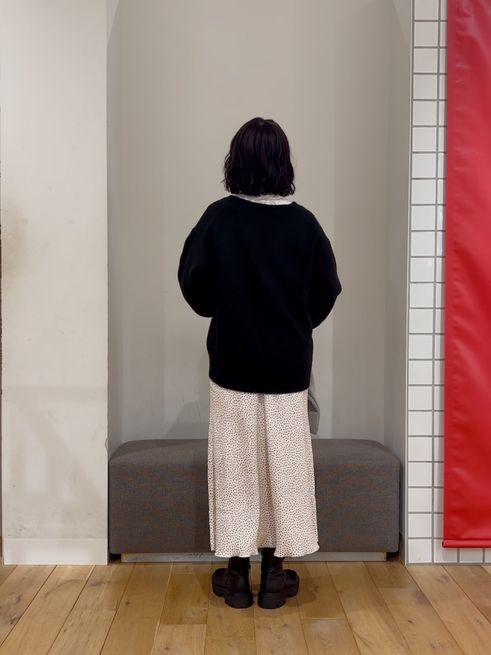 その他のTシャツ/カットソー、ブラック系のニット/セーター、ブラック系のブーツを着用したレディースの冬コーディネートの4枚目の写真