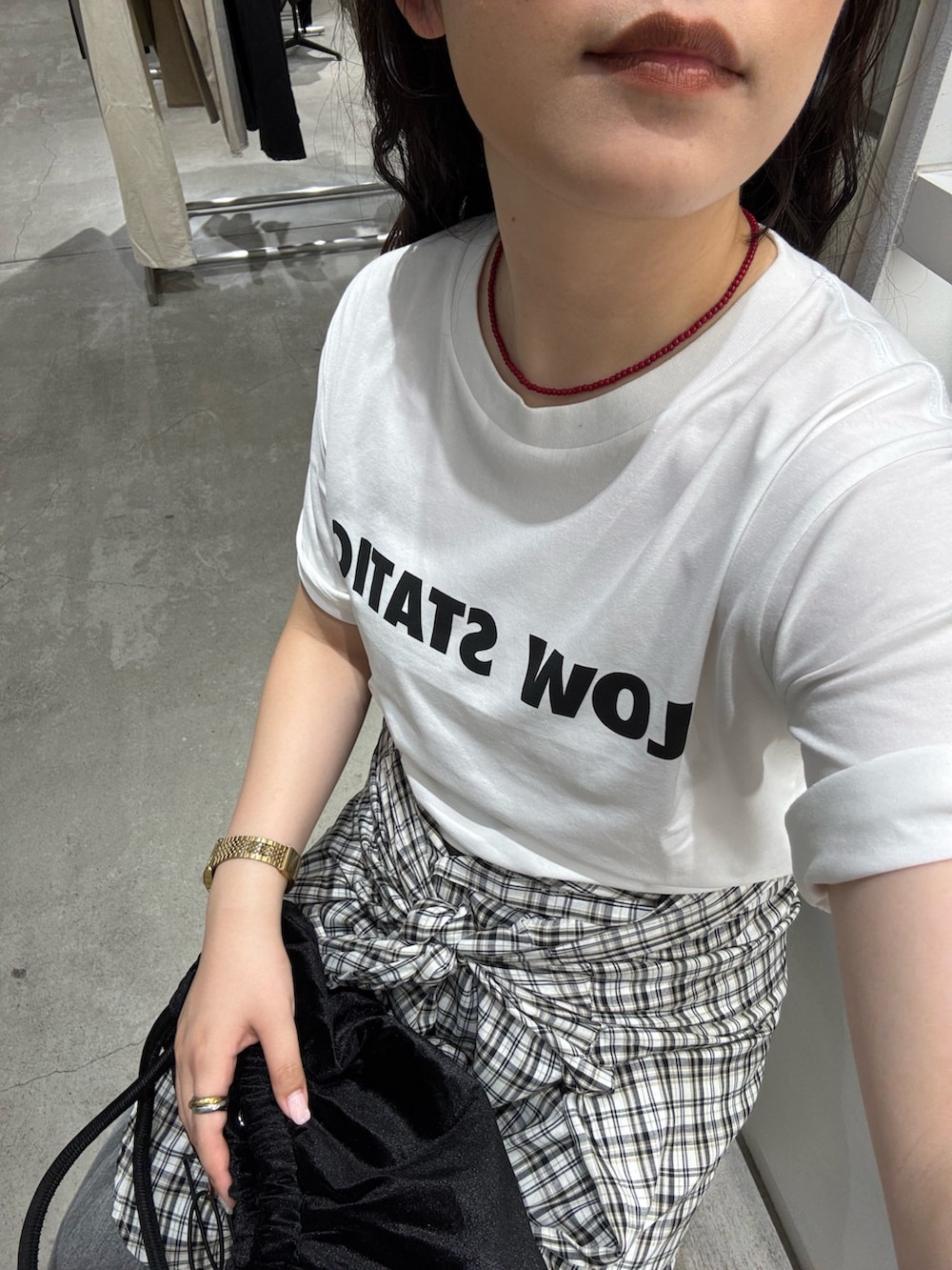 その他のTシャツ/カットソー、ホワイト系のシャツ/ブラウス、グレー系のデニムパンツを着用したレディースの夏コーディネートの2枚目の写真