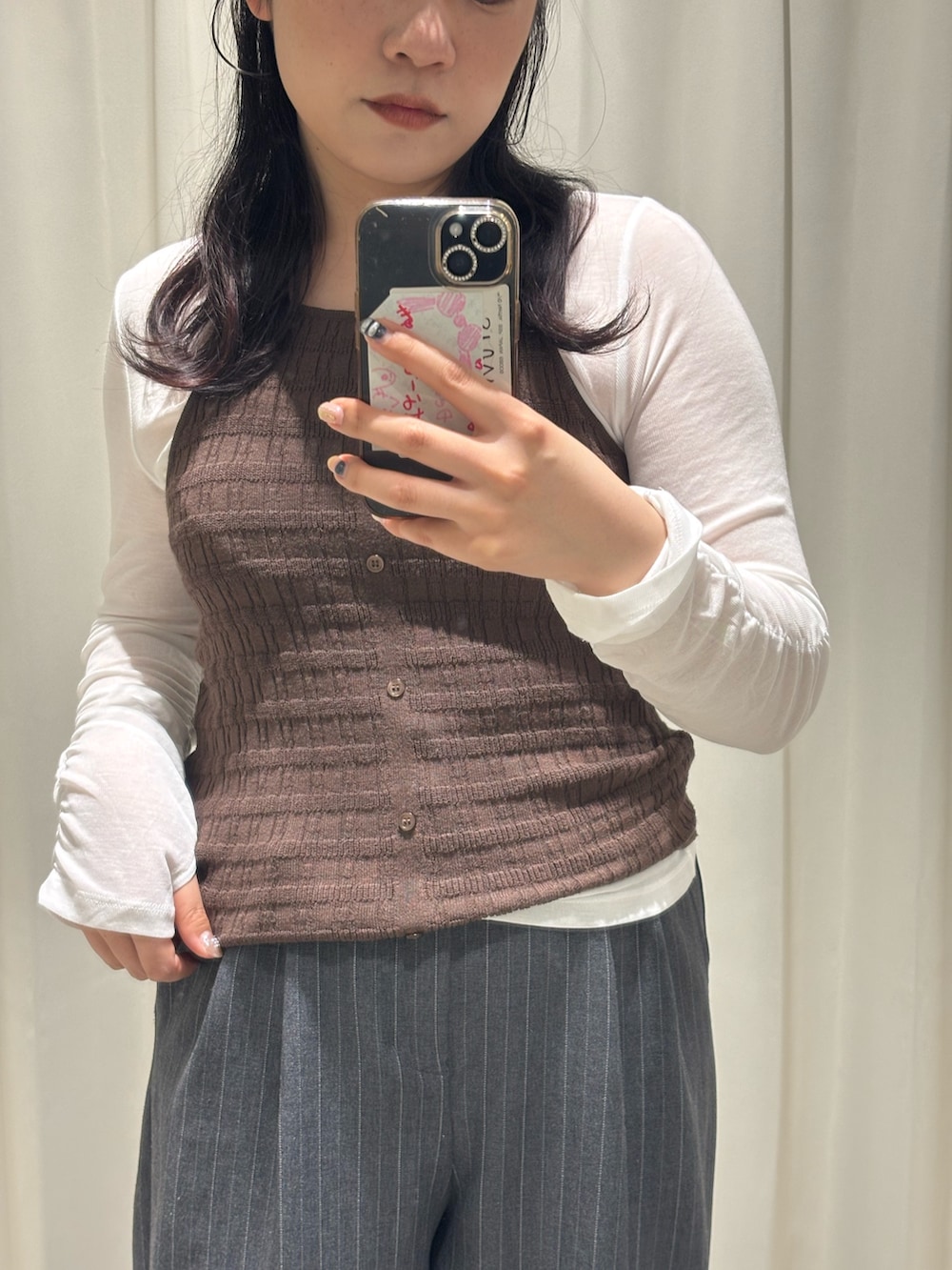 ホワイト系のTシャツ/カットソー、ブラウン系のキャミソール、ブラック系のパンプスを着用したレディースの春コーディネートの2枚目の写真