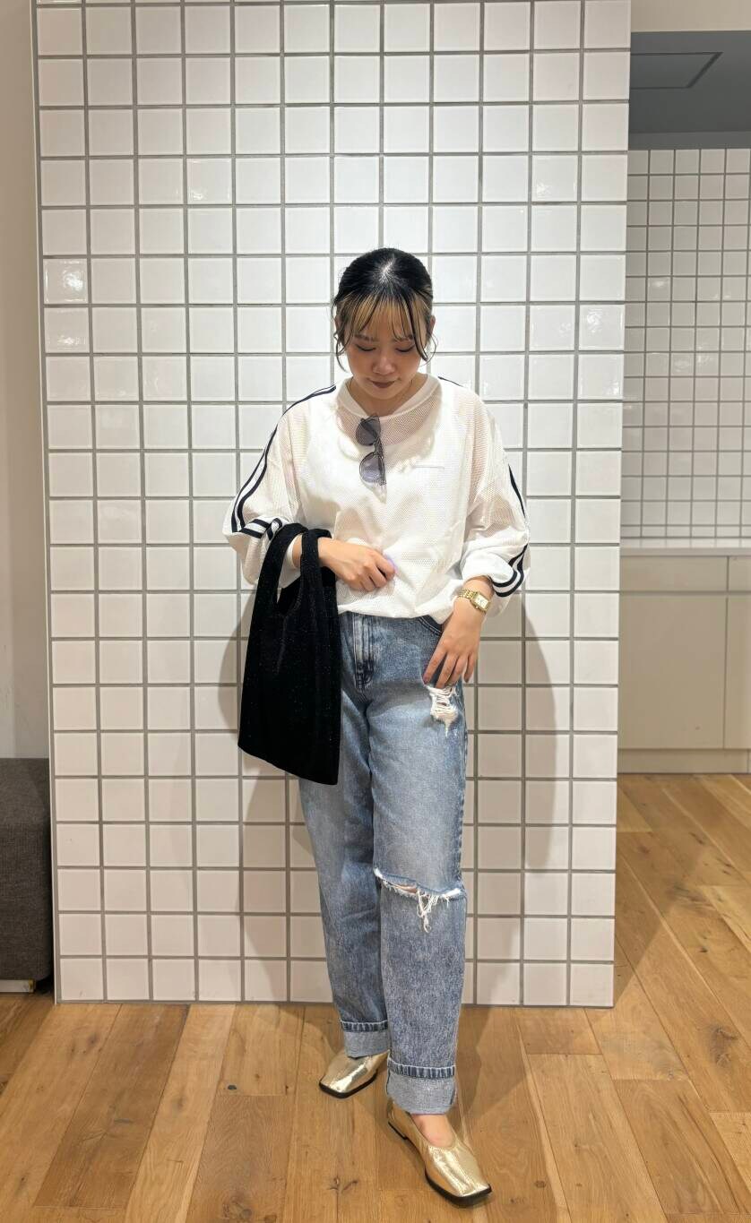 ブラック系のトートバッグ、ゴールド系のバレエシューズ、ホワイト系のTシャツ/カットソーを着用したレディースの秋コーディネートの2枚目の写真