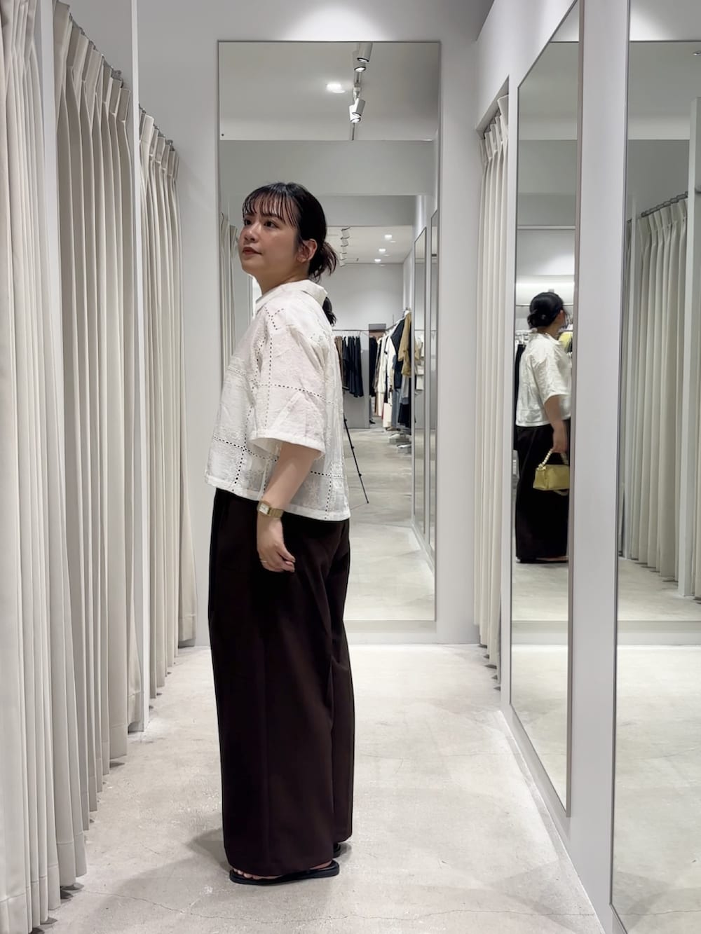 ホワイト系のシャツ/ブラウス、ブラウン系のその他パンツ、ブラック系のサンダルを着用したレディースの夏コーディネートの2枚目の写真