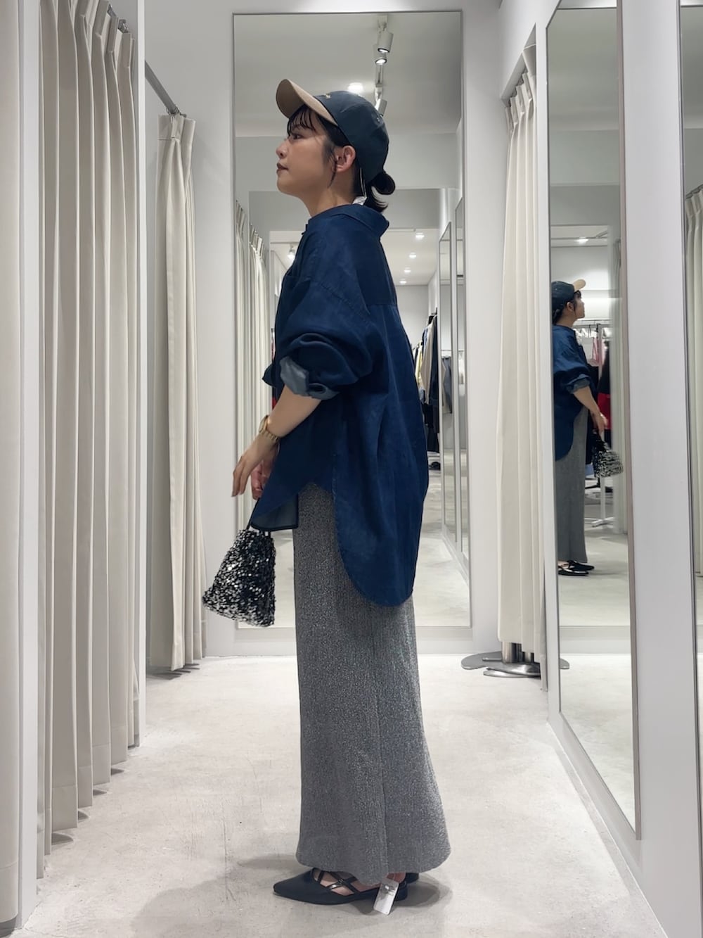 「季節の変わり目羽織コーデ、秋服準備はじめました、シャツスタイル、きれいめカジュアル、ロングスカート、キャップ、秋服、大人カジュアルコーデ、お洒落さんとつながりたい、いいね、save、フォローお願いします🤑、SENSEOFPLACE、骨格ストレート、秋のコーデ、シャツコーデ、ラメ」|「RODE SKOのチェーン付きスパンコールバッグ(ショルダーバッグ、シルバー系)」を使った、ナギサさん(骨格ストレート・レディース・160cm)の秋コーディネートの2枚目の写真