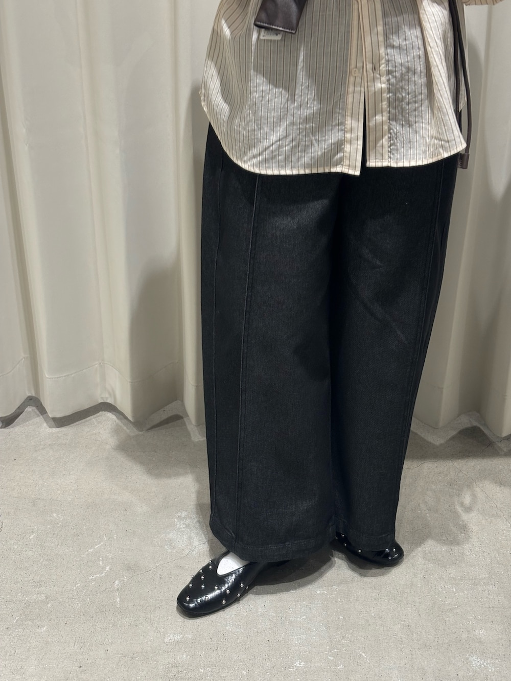 ホワイト系のキャミソール、ベージュ系のシャツ/ブラウス、ブルー系のデニムパンツを着用したレディースの春コーディネートの3枚目の写真