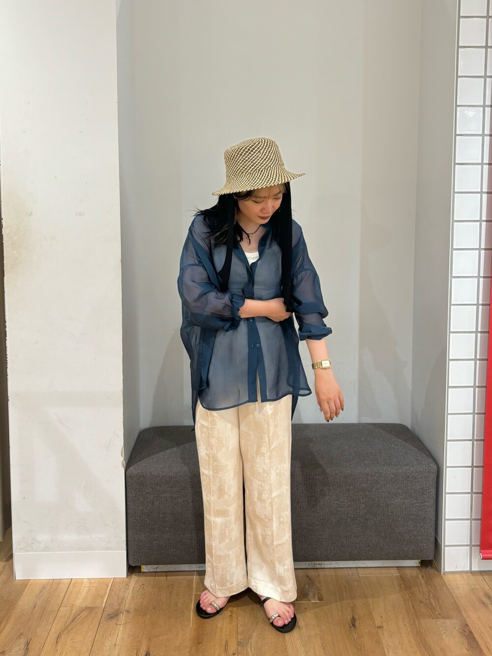 ブルー系のシャツ/ブラウス、ホワイト系のその他パンツ、ブラック系のサンダルを着用したレディースの夏コーディネートの3枚目の写真