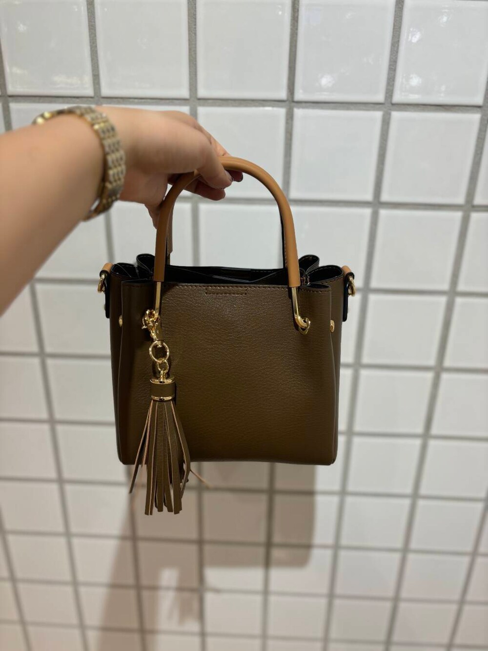 ゴールド系のバレエシューズ、ブラウン系のその他パンツ、グレー系のベストを着用したレディースの秋コーディネートの7枚目の写真