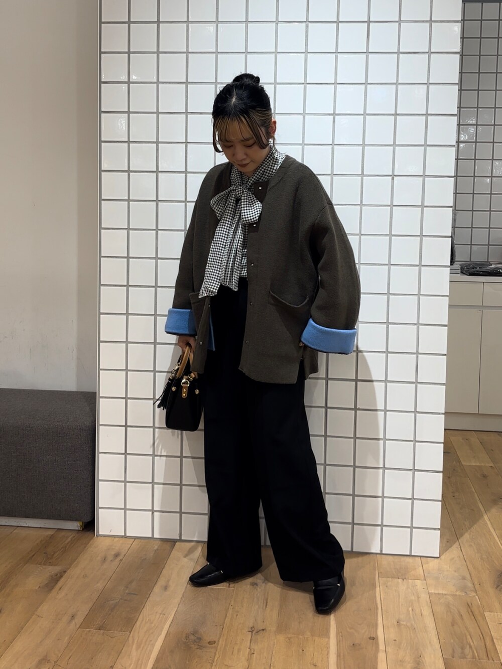 「秋っぽコーデ更新中、デートコーデ、チェック、お出かけコーデ、秋コーデ、SENSEOFPLACE、骨格ストレート、オトナカジュアル、おしゃれさんと繋がりたい、きれいめコーディネート、パンツスタイル、ブラウス、ワイドパンツ、いいね、save、フォローお願いします🤑、大人コーデ」｜「SENSE OF PLACE by URBAN RESEARCHの『柴田ひかりさん着用』バイカラーニットコート（ノーカラーコート、ブラウン系）」を使った、ナギサさん（レディース・160cm）の秋コーディネートの3枚目の写真
