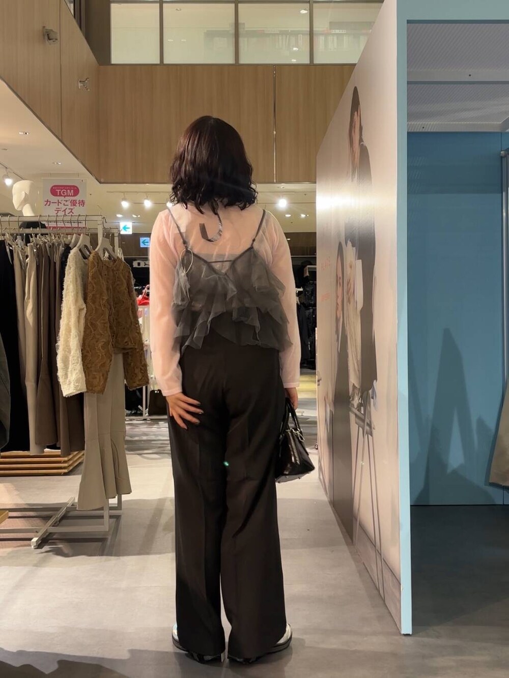 グレー系のその他パンツ、ブラック系のボストンバッグ、グレー系のスニーカーを着用したレディースの春コーディネートの3枚目の写真