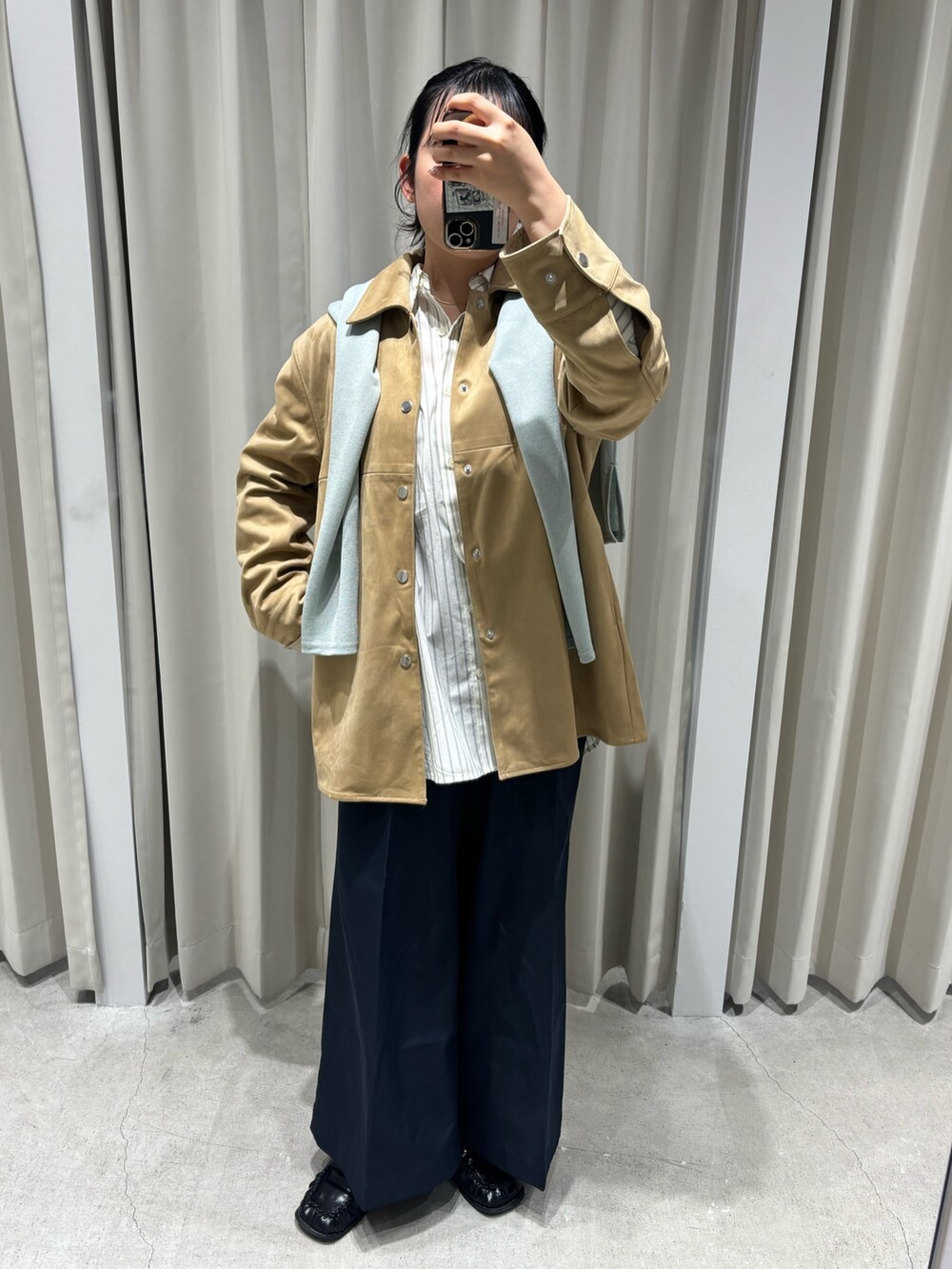 グリーン系のシャツ/ブラウス、ベージュ系のその他アウター、ホワイト系のシャツ/ブラウスを着用したレディースの冬コーディネートの4枚目の写真