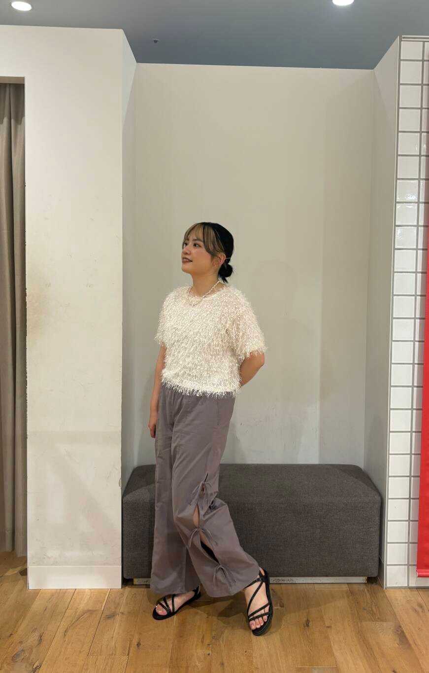 ホワイト系のキャミソール、ブラック系のサンダル、グレー系のその他パンツを着用したレディースの夏コーディネートの2枚目の写真