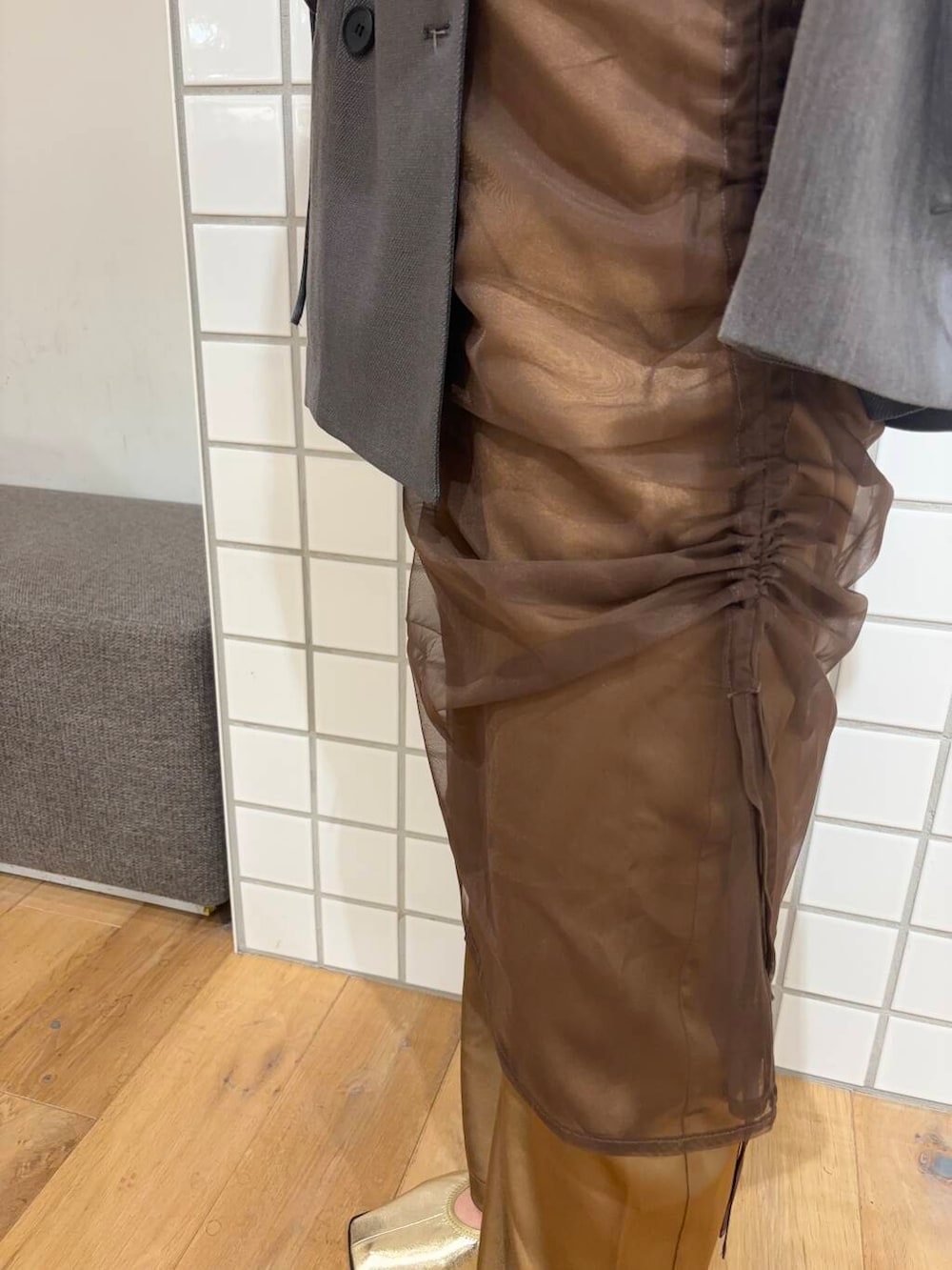 ゴールド系のバレエシューズ、ブラウン系のその他パンツ、グレー系のベストを着用したレディースの秋コーディネートの6枚目の写真