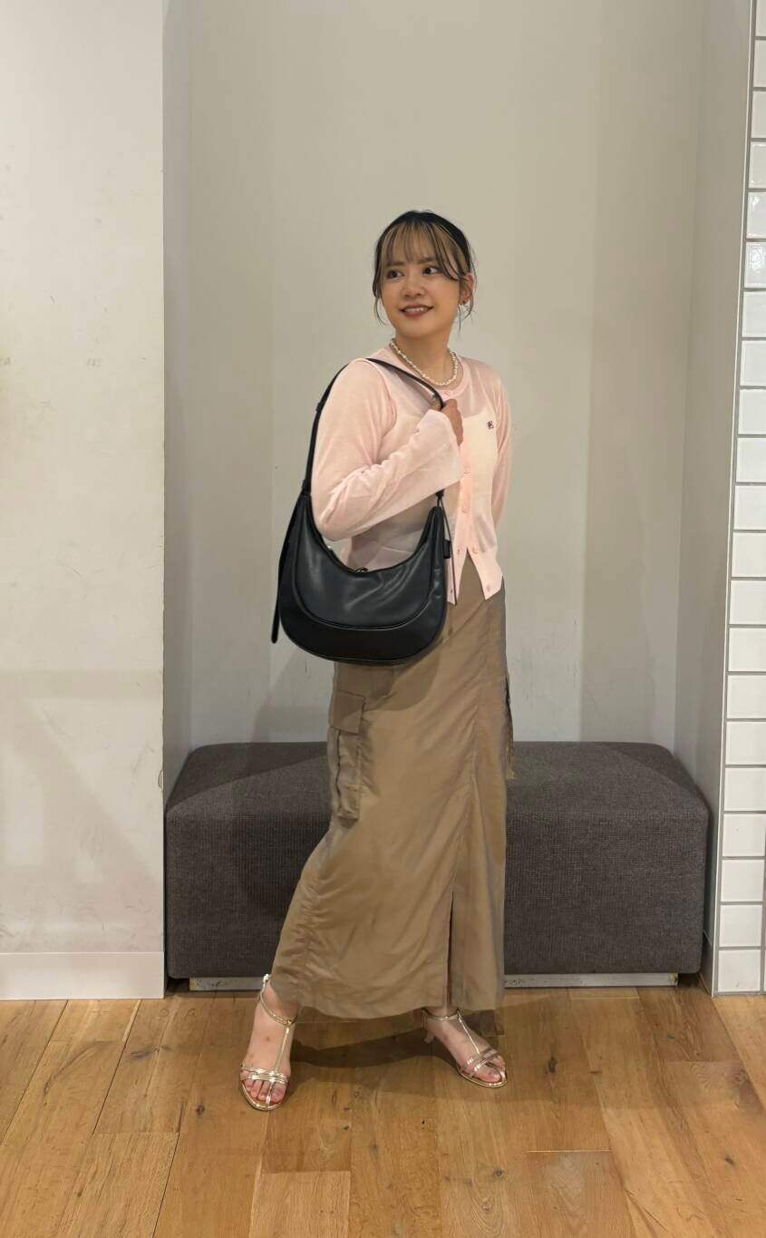 ゴールド系のサンダル、ブラック系のショルダーバッグ、ホワイト系のキャミソールを着用したレディースの夏コーディネートの2枚目の写真