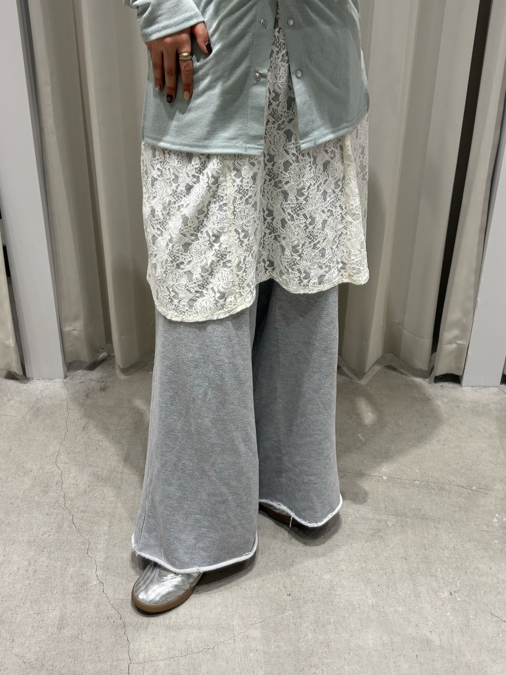 グリーン系のシャツ/ブラウス、ホワイト系のキャミソールを着用したレディースの冬コーディネートの3枚目の写真