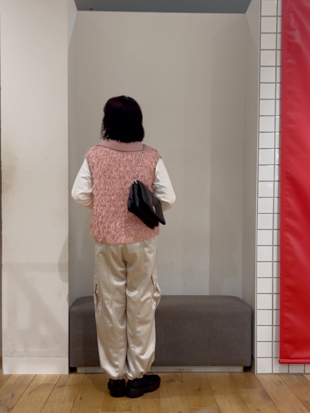 その他のTシャツ/カットソー、ベージュ系のその他パンツ、ブラック系のブーツを着用したレディースの冬コーディネートの4枚目の写真
