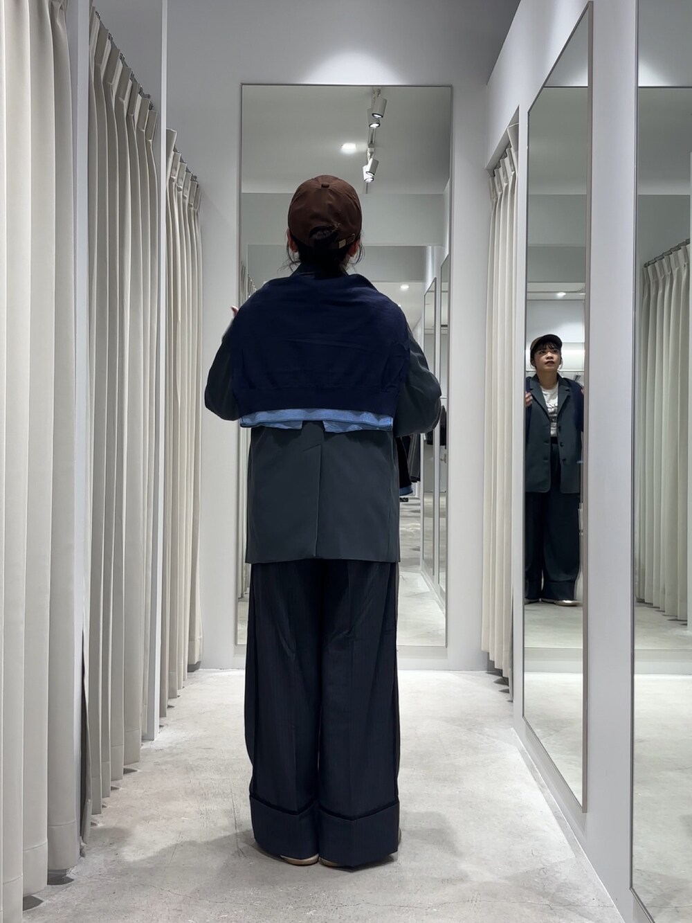 グレー系のその他パンツ、グレー系のその他アウター、ブルー系のニット/セーターを着用したレディースの秋コーディネートの3枚目の写真