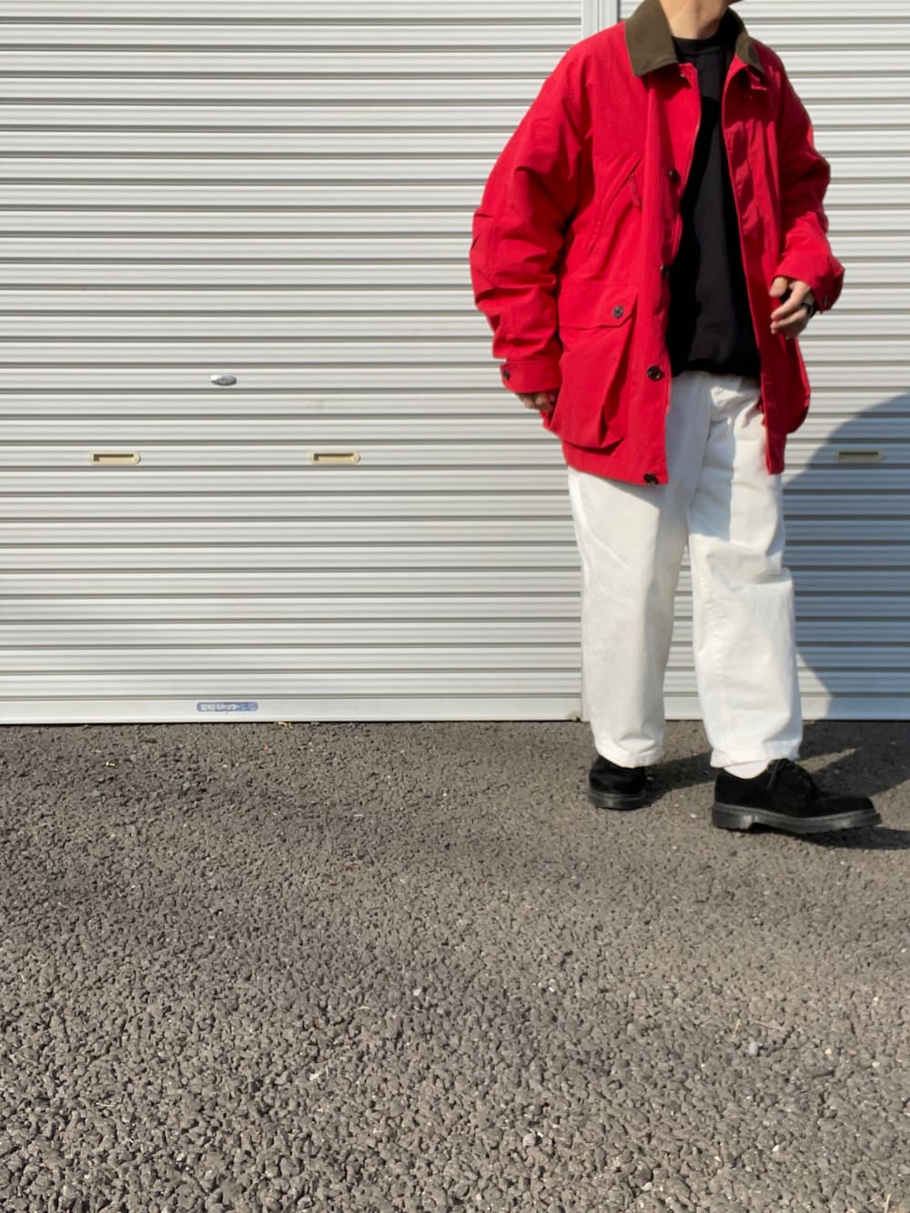 「DAIWAPIER39、ダイワピア39、Gildan、so nakameguro、ホワイトパンツ、ホワイトデニム、Dr.Martens、赤ジャケット、レッドコーデ、春コーデ」｜「GILDANのギルダン USA ビッグシルエット ロングスリーブプルオーバークルースウェット(裏起毛)（スウェット、ブラック系）」を使った、hellocoordinateさん（メンズ・170cm）の冬コーディネートの2枚目の写真