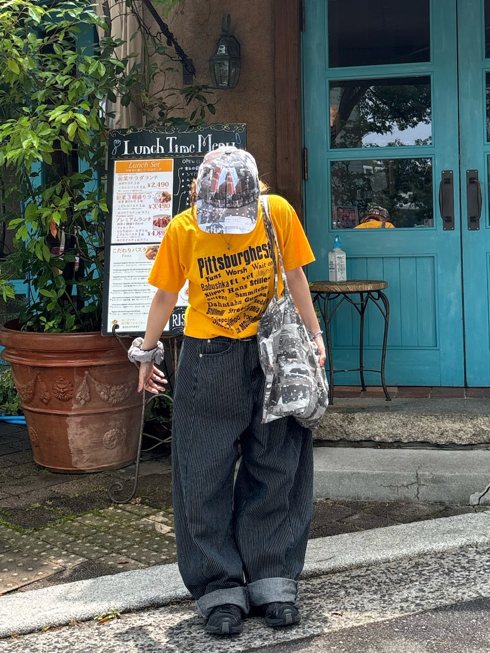 「夏ルックで気分アップ、デニム、ロゴT、夏ファッション、夏、ootd、お洒落さんとつながりたい、カラーコーデ、ゆるコーデ、デニムコーデ、fashion、差し色コーデ、ストリート、メンズライク、夏服」｜「SALOMONの【SALOMON】XT-PATHWAY 2（スニーカー、ブラック系）」を使った、華愛さん（レディース・149cm）の夏コーディネートの2枚目の写真