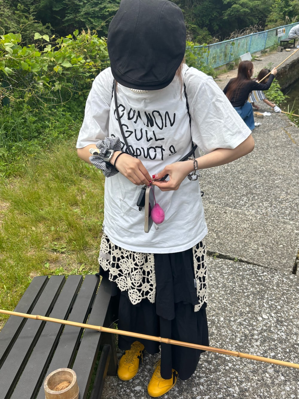 「白シャツ、白Tシャツ、おでかけコーデ、初夏コーデ、レイヤード、ciaopanic、スニーカー、差し色コーデ、ハンチング、スカート、ロゴT、休日スタイル、休日コーデ、ootd、春夏コーデ」｜「TODAYFULのアイテム（スカート、ブラック系）」を使った、華愛さん（レディース・149cm）の夏コーディネートの3枚目の写真