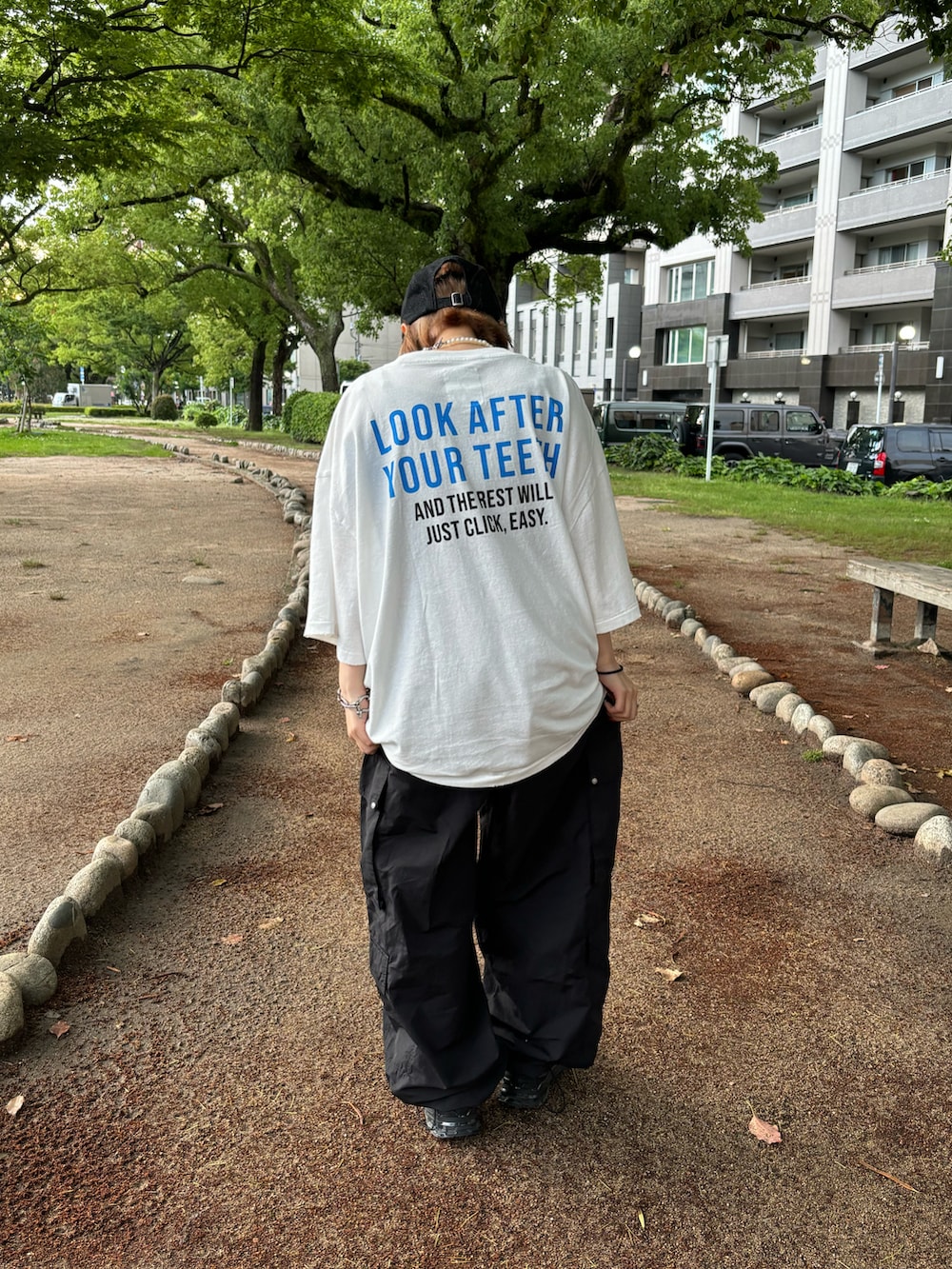 「白Tシャツ、初夏コーデ、夏ファッション、ゆるコーデ、ootd、お洒落さんとつながりたい、低身長、メンズライク、ストリート、キャップ、スニーカー、プリントT、ciaopanic、CIAOPANIC、ciaopanic広島」｜「CIAOPANICの【DEFGARMENTS/デフグラメンツ】DEF CARGO PANTS（その他パンツ、ブラック系）」を使った、華愛さん（レディース・149cm）の夏コーディネートの2枚目の写真