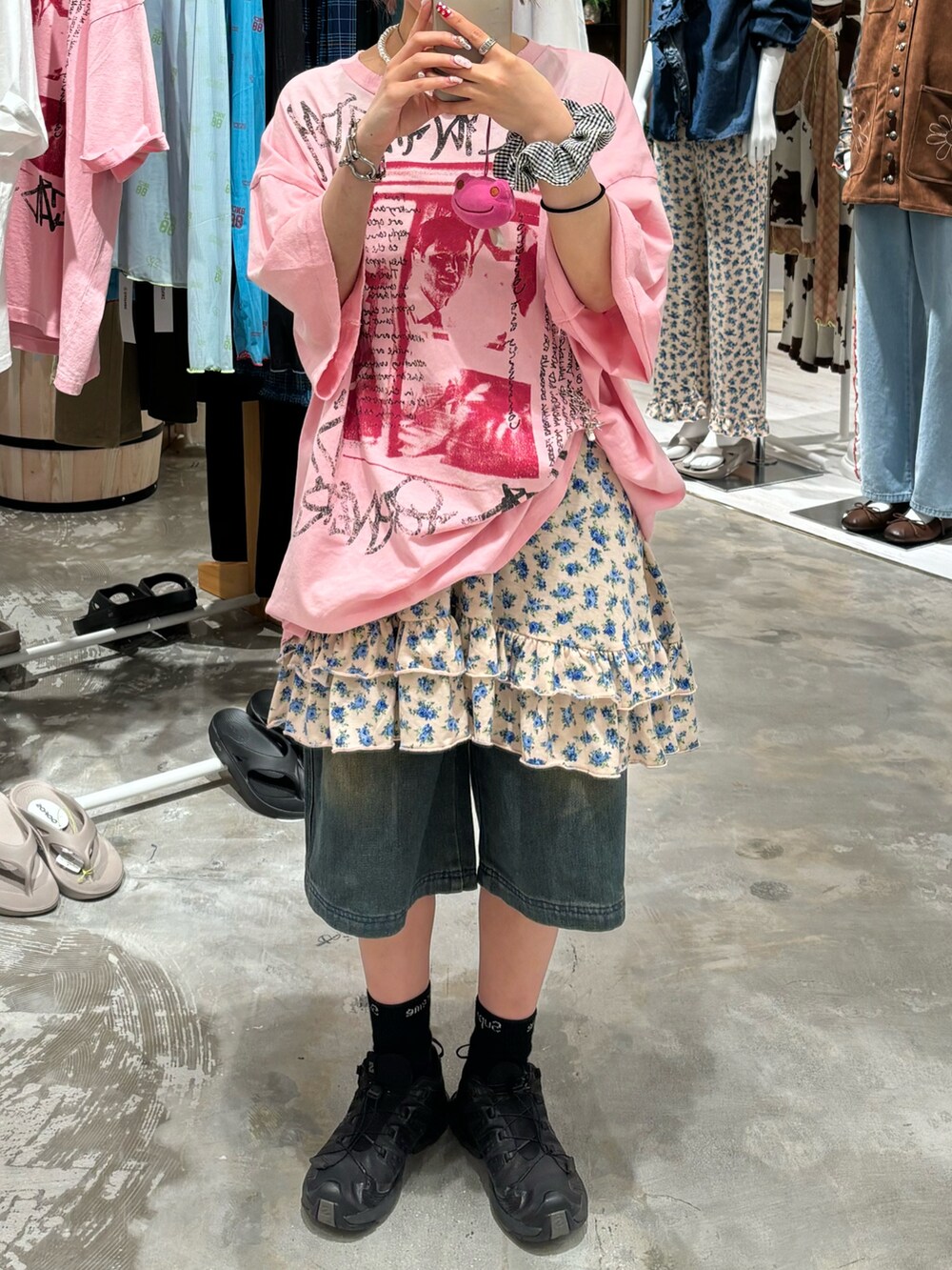 「シャツスタイル、ピンクシャツ、デニム、大人カジュアルコーデ、夏、楽チンコーデ、夏服コーデ、ootd、デニムコーデ、お洒落さんとつながりたい、レイヤードスタイル、ciaopanic、CIAOPANIC、ciaopanic広島、ハンチング」｜「RePRODUCTION LABELの【RePRODUCTION LABEL / リプロダクションレーベル】アソートヴィンテージフェードTEE（Tシャツ/カットソー、ピンク系）」を使った、華愛さん（レディース・149cm）の春コーディネートの2枚目の写真