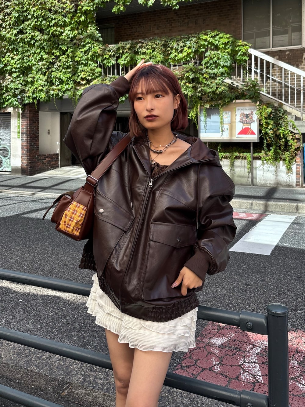 ブラック系のスニーカー、ブラウン系のジャケット/アウター、ホワイト系のその他パンツを着用したレディースの秋コーディネートの2枚目の写真