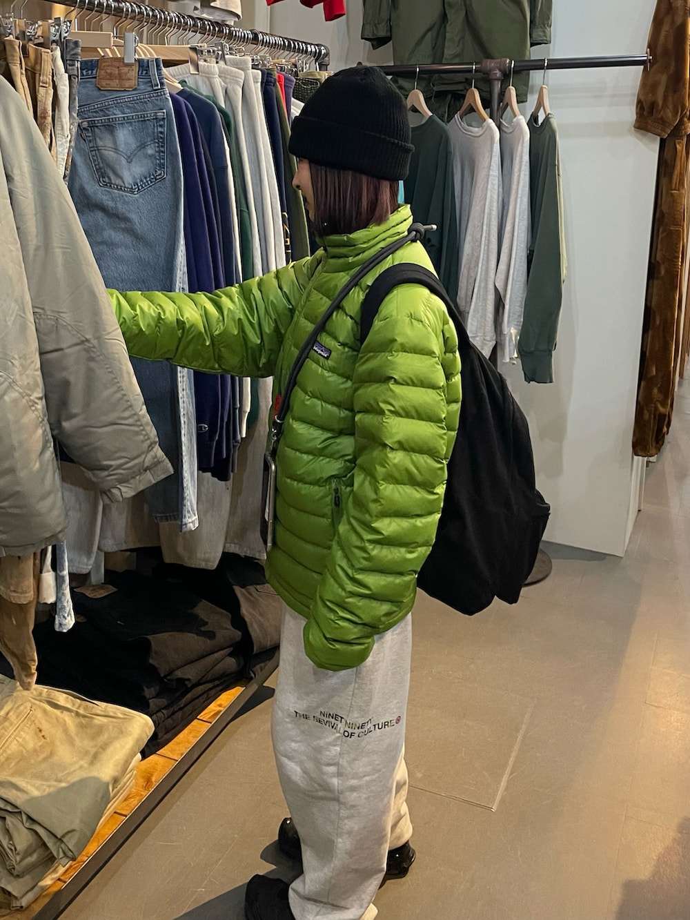 「秋冬コーデ、パンツコーデ、冬服、ootd、低身長コーデ、スウェットコーデ、秋冬、ダウンジャケット、ニット帽、リュック、差し色コーデ、ビーニー、ダウン、スウェットパンツ、おでかけコーデ」｜「patagoniaのアイテム（ジャケット/アウター、グリーン系）」を使った、華愛さん（レディース・149cm）の冬コーディネートの2枚目の写真
