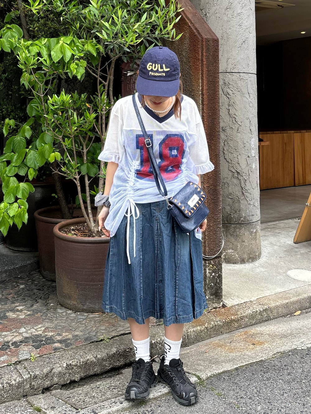 「柄シャツ、スポーツミックス、おでかけコーデ、初夏コーデ、デニムスカート、新作、ネイビー、メンズライク、ootd、fashion、メッシュ、スニーカー、ciaopanic、CIAOPANIC、ciaopanic広島」｜「CIAOPANICのライトデニムプリーツミドルスカート（デニムスカート、ブルー系）」を使った、華愛さん（レディース・149cm）の夏コーディネートの2枚目の写真