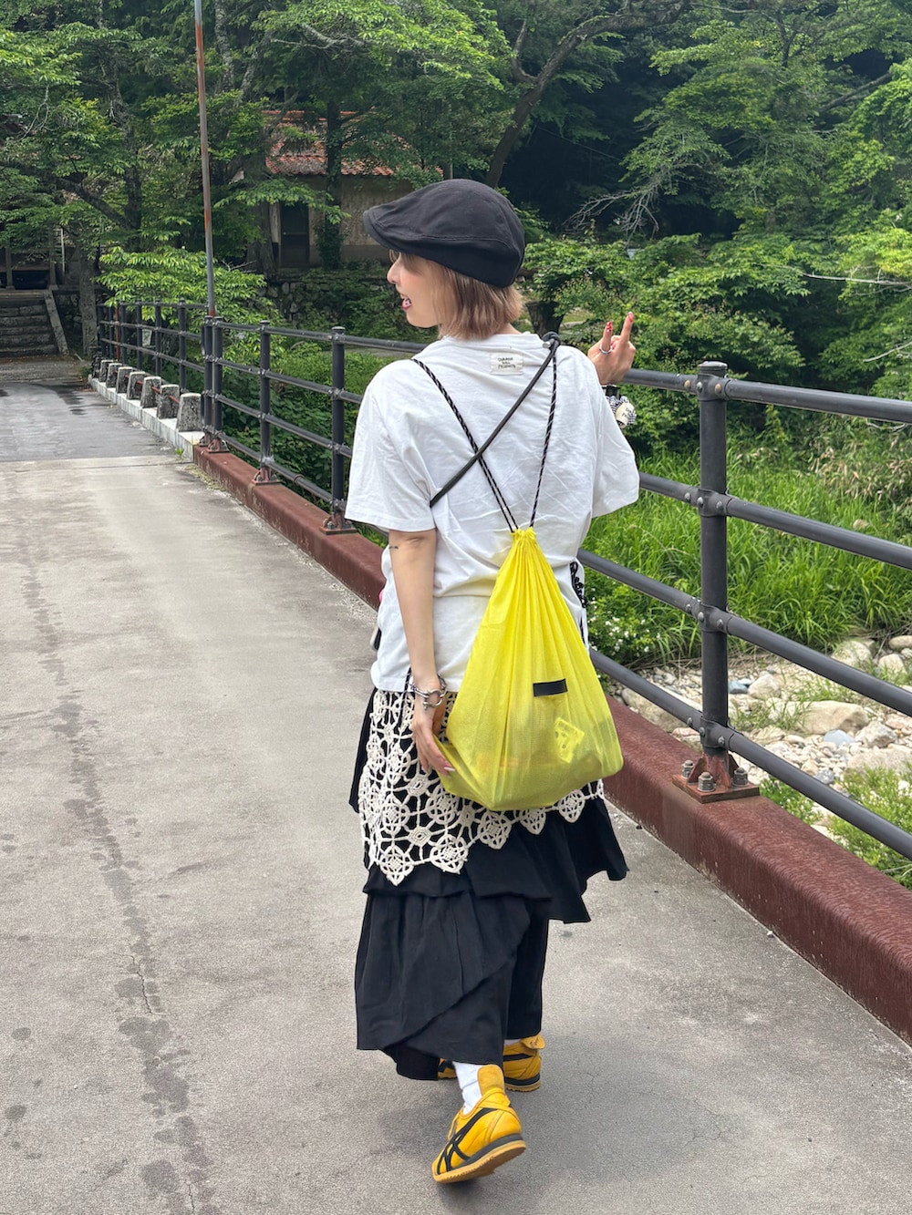 「白シャツ、白Tシャツ、おでかけコーデ、初夏コーデ、レイヤード、ciaopanic、スニーカー、差し色コーデ、ハンチング、スカート、ロゴT、休日スタイル、休日コーデ、ootd、春夏コーデ」｜「TODAYFULのアイテム（スカート、ブラック系）」を使った、華愛さん（レディース・149cm）の夏コーディネートの2枚目の写真