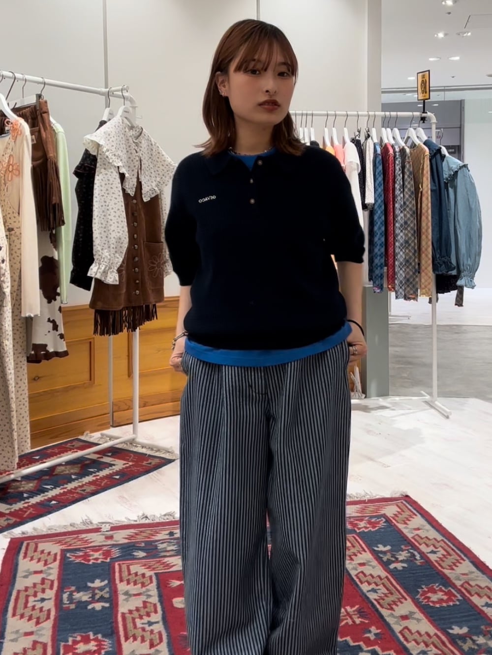 「レイヤードスタイル、最近のいい感じコーデ、お出かけコーデ、キレイめカジュアル、春服コーデ、シンプルコーデ、ラフコーデ、お洒落さんとつながりたい、低身長コーデ、ootd、ストライプパンツ、ciaopanic、CIAOPANIC、ciaopanic広島、GEVACO」｜「GEVACOの【GEVACO/ゲバコ】グラフィック 半袖プリント クルーネックTシャツ（Tシャツ/カットソー、ブルー系）」を使った、華愛さん（レディース・149cm）の春コーディネートの2枚目の写真