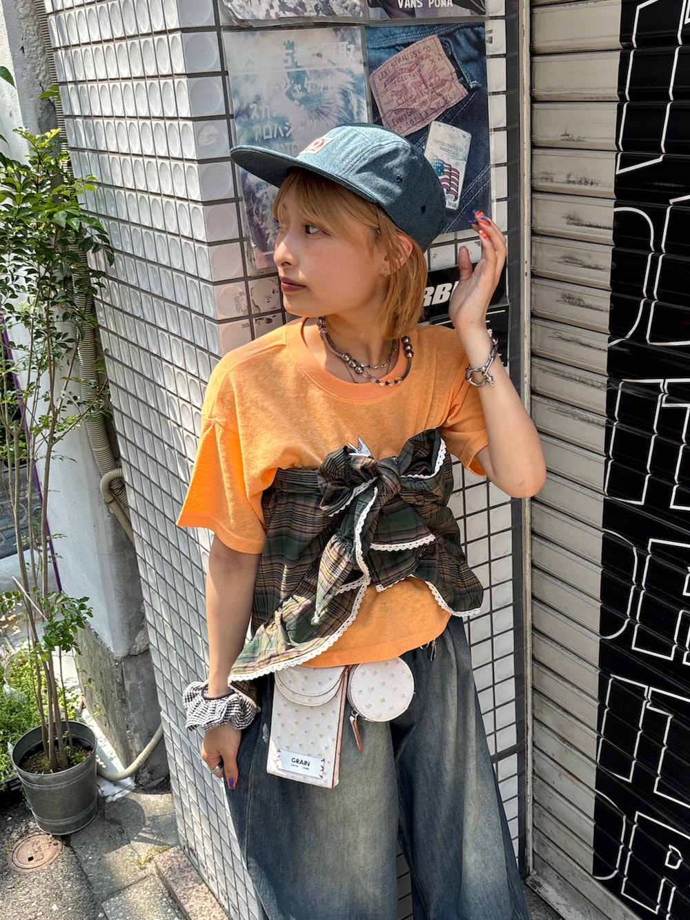 「夏ルックで気分アップ、デニム、夏コーデ、夏服コーデ、スカーフ、スカーフアレンジ、オトナ女子、Tシャツ、Tシャツ×デニム、デニムパンツ、fashion、ootd、ciaopanic、CIAOPANIC、ciaopanic広島」｜「CIAOPANICのワンポイントロゴデニムジェットキャップ（キャップ、ブルー系）」を使った、華愛さん（レディース・149cm）の夏コーディネートの3枚目の写真