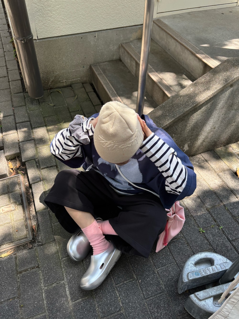 「レイヤードスタイル、パンツコーデ、お出かけコーデ、ラクチンコーデ、パンツスタイル、ボーダー、おしゃれさんと繋がりたい、ootd、fashion、差し色コーデ、メンズライク、ロゴT、ciaopanic、CIAOPANIC、ciaopanic広島」｜「RePRODUCTION LABELの【RePRODUCTION LABEL / リプロダクションレーベル】アソートヴィンテージフェードTEE（Tシャツ/カットソー、グレー系）」を使った、華愛さん（レディース・149cm）の夏コーディネートの2枚目の写真