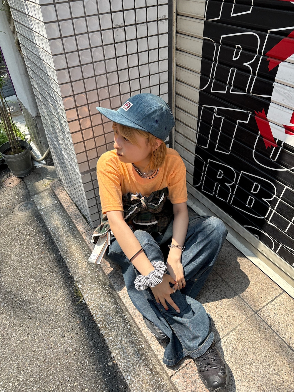 「夏ルックで気分アップ、デニム、夏コーデ、夏服コーデ、スカーフ、スカーフアレンジ、オトナ女子、Tシャツ、Tシャツ×デニム、デニムパンツ、fashion、ootd、ciaopanic、CIAOPANIC、ciaopanic広島」｜「CIAOPANICのワンポイントロゴデニムジェットキャップ（キャップ、ブルー系）」を使った、華愛さん（レディース・149cm）の夏コーディネートの2枚目の写真