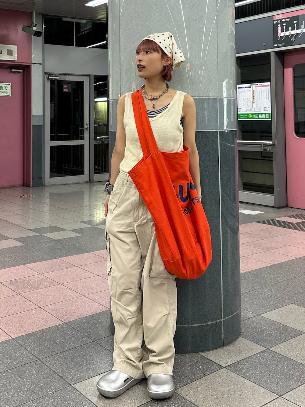 「ノースリーブ、きれいめコーディネート、夏ファッション、低身長女子、モノトーン、差し色コーデ、ootd、fashion、バンダナ、ドット柄、夏服、古着、古着コーデ、古着好きな人と繋がりたい、おしゃれさんと繋がりたい」｜「common gull products.のアイテム（バンダナ/スカーフ、ホワイト系）」を使った、華愛さん（レディース・149cm）の夏コーディネートの2枚目の写真