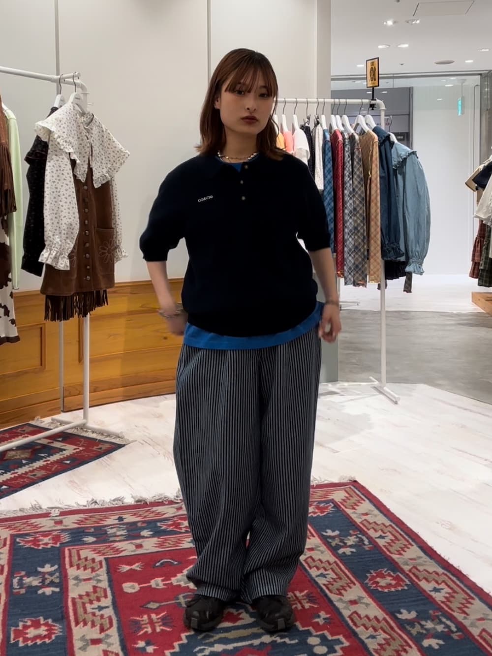 「レイヤードスタイル、最近のいい感じコーデ、お出かけコーデ、キレイめカジュアル、春服コーデ、シンプルコーデ、ラフコーデ、お洒落さんとつながりたい、低身長コーデ、ootd、ストライプパンツ、ciaopanic、CIAOPANIC、ciaopanic広島、GEVACO」｜「GEVACOの【GEVACO/ゲバコ】グラフィック 半袖プリント クルーネックTシャツ（Tシャツ/カットソー、ブルー系）」を使った、華愛さん（レディース・149cm）の春コーディネートの3枚目の写真