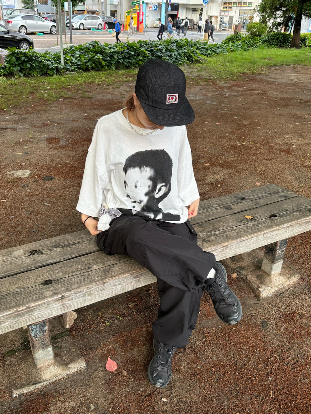 「白Tシャツ、初夏コーデ、夏ファッション、ゆるコーデ、ootd、お洒落さんとつながりたい、低身長、メンズライク、ストリート、キャップ、スニーカー、プリントT、ciaopanic、CIAOPANIC、ciaopanic広島」｜「CIAOPANICの【DEFGARMENTS/デフグラメンツ】DEF CARGO PANTS（その他パンツ、ブラック系）」を使った、華愛さん（レディース・149cm）の夏コーディネートの3枚目の写真